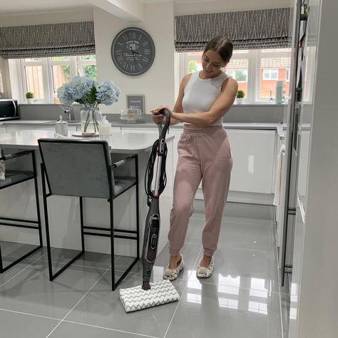 I'm a cleaning expert - how to clean your WHOLE house in an hour & that includes the oven Cleaning The House Outfit, House Cleaner Outfit, Cleaning Outfits House, Cleaning Lady Outfit, Clean The House Aesthetic, Cleaning House Outfit, Outfit For Cleaning House, Cute Cleaning Outfits, House Cleaning Outfit