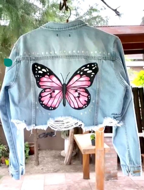 Fabric Painting On Denim Jacket, Painting On Jeans Ideas Easy, Hand Painted Jean Jacket Diy, Trendy Hand Painted Denim Jacket For Spring, Butterfly Painting On Jeans, Painting On Denim Jacket, Denim Jacket Painting, Butterfly Jean Jacket, Denim Jacket Back Painting