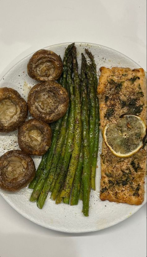 salmon, lemon salmon, asparagus, mushrooms, lunch inspo, lunch aesthetic, food, aesthetic, salmon lunch inspo, asparagus lunch, salmon recipe, asparagus recipe, cute lunch Flat Tummy Foods, Meal Aesthetic, Salmon With Asparagus, Real Food Diet, Asparagus And Mushrooms, Lemon Salmon, Healthy High Protein Meals, Salmon And Asparagus, Healthy Food Inspiration