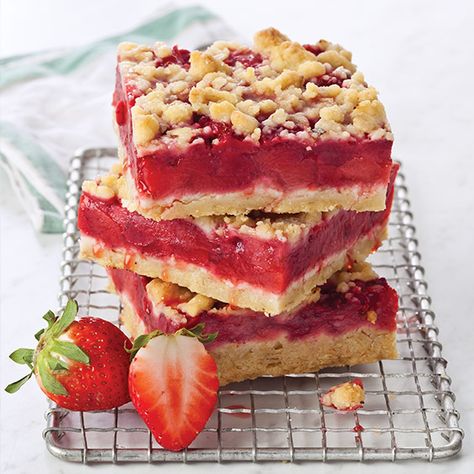 Savor the scrumptious flavors of summer with these Strawberry Lime Bars. White Chocolate Banana Pudding, Sheet Cake Bars, White Chocolate Banana, Chocolate Banana Pudding, Pretty Fruit, Bar Treats, Strawberry Sweets, Strawberry Treats, Lime Desserts