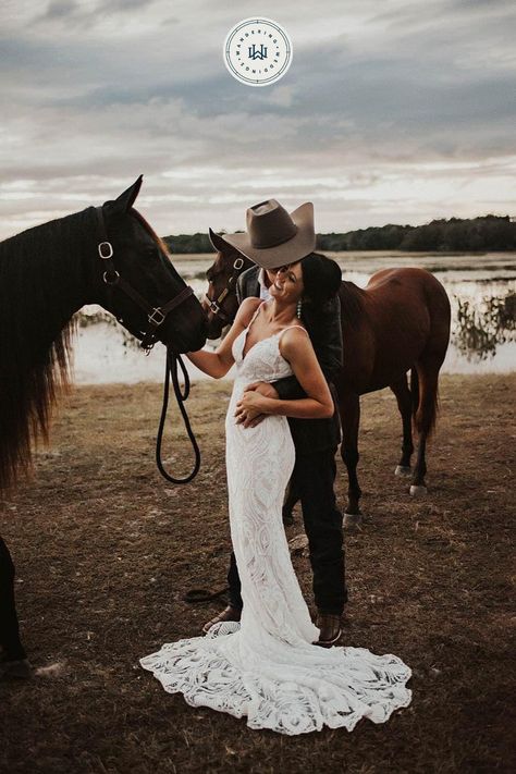 Vestidos Country, Rustic Wedding Dresses Country, Country Wedding Pictures, Country Wedding Dress, Small Wedding Ceremony, Wedding Dress Rustic, Country Wedding Photos, Country Western Wedding, Small Weddings Ceremony