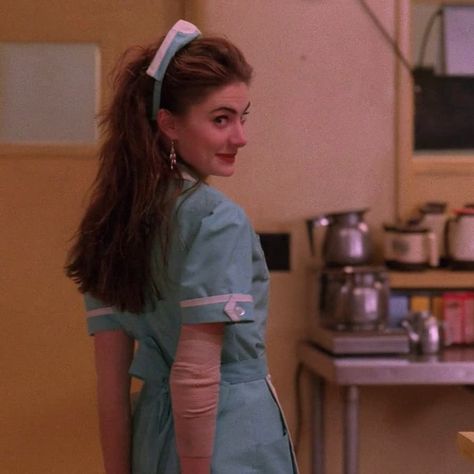 TWIN PEAKS ☕️🍒 on Instagram: “I love youuu Shelly Johnson I love you #twinpeaks #shellyjohnson” Shelly Johnson Twin Peaks, Shelly Twin Peaks, Shelly Johnson, Twin Peaks Characters, Twin Peaks Tv, Twin Peaks Fashion, Southern Gothic Aesthetic, Twin Peaks 1990, Twin Peaks Art