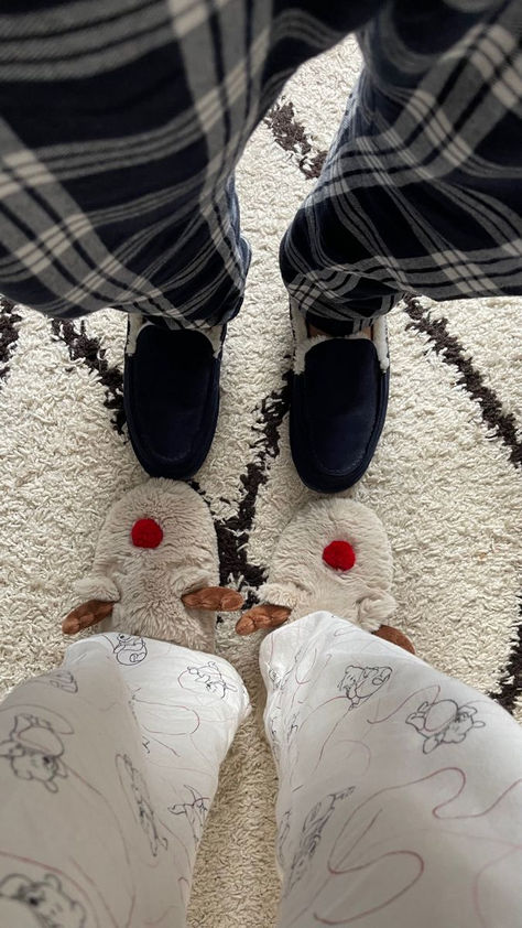 Couple Winter Holiday Aesthetic, Couple Slippers Aesthetic, Christmas Aesthetic Couple Goals, Bf At Christmas, December Couple Aesthetic, Aesthetic Couple Winter, December Aesthetic Couple, Cozy Date Aesthetic, Christmas Couple Astethic