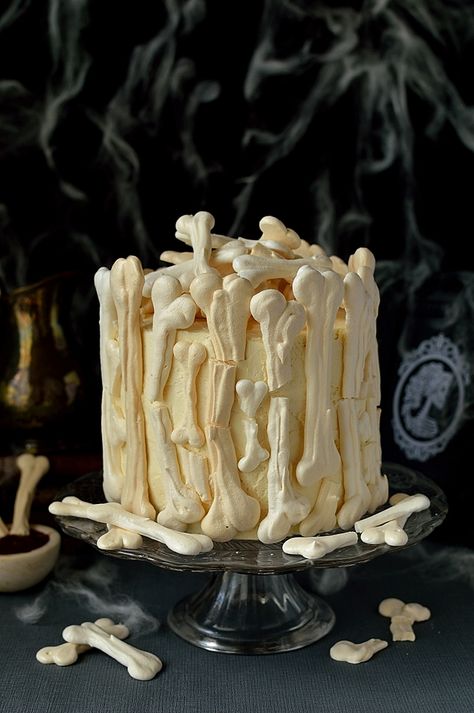 Meringue Bones, Festive Cake Recipes, Vanilla Meringue, Halloween Cakes Easy, Halloween Cake Recipes, Halloween Sugar Cookies Decorated, Halloween Potluck, Delicious Halloween Treats, Berry Coulis