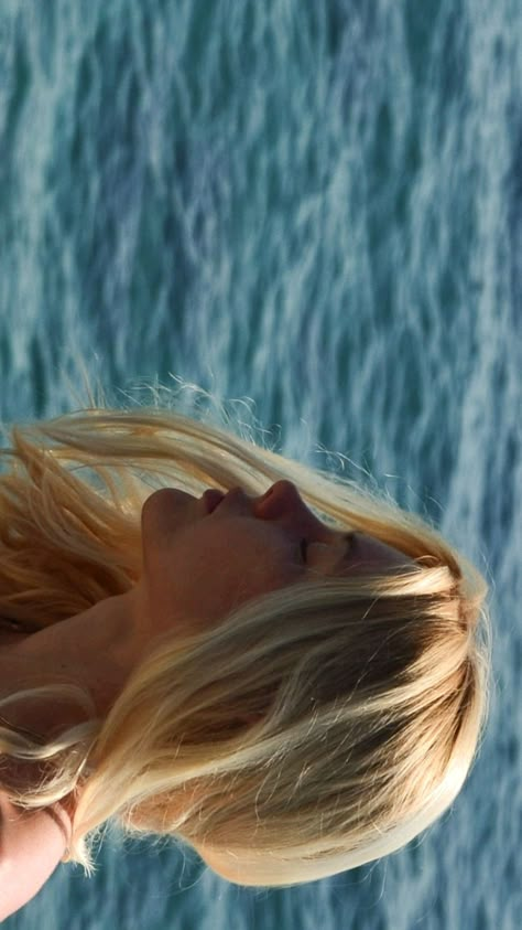 Blonde Hair Girl Aesthetic, Long Blonde Hair Aesthetic, Sea Girl Aesthetic, Sun Girl Aesthetic, Blond Girl Aesthetic, Sea Poses, Ocean Girl Aesthetic, Blonde Hair Beach, Aesthetic Blonde Girl