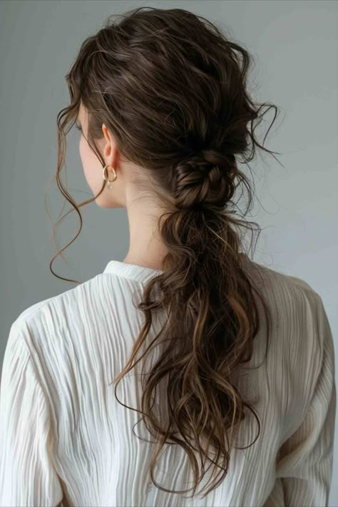 Elegant hairstyle with a brown ponytail and textured curls Curly Brown Hair Ponytail, Fantasy Ponytail Hairstyles, Messy Ponytail Curly Hair, Beach Wave Ponytail, Is My Hair Curly, Fantasy Ponytail, Messy Side Ponytail, 2a Haircut, Rhea Aesthetic