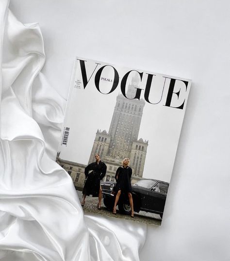 Vogue Magazine Cover, Vogue Bathroom, Aesthetic Vogue, Vogue Book, White Magazine Aesthetic, White Cover Photo, Magazine Flatlay, White Photos, White Aesthetic Photos