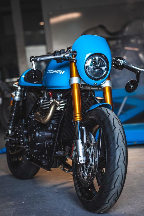 Triumph Thruxton 900, Motorcycle Blue, Triumph Motorbikes, Moto Triumph, Blue Cafe, Triumph Bikes, Triumph Bobber, Triumph Thruxton, Futuristic Motorcycle