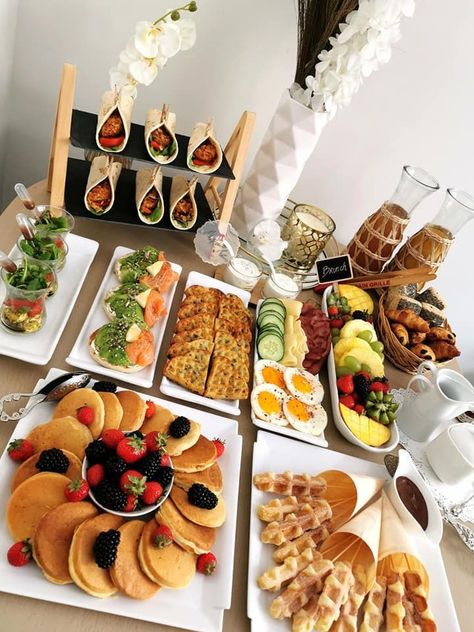 Brunch Party Buffet Ideas, Healthy Brunch Buffet, Brunch Banquet Ideas, Backyard Birthday Brunch Ideas, Brunch Ideas For Birthday, Cafe Brunch Ideas, Brunch Healthy Ideas, Brunch For Two Ideas, Brunch Ideas Buffet