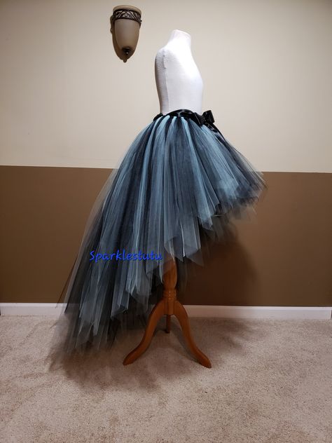 JE PEUX RÉALISER CE TUTU DANS N'IMPORTES QUELLES COULEURS ET TAILLE, VEUILLEZ NOTER LA COULEUR EXACTE DU TULLE ET DU RUBAN AU CRÉDIT (Sans note, je le ferai de la même couleur avec la 1ère photo de la liste en noir et turquoise). 1ÈRE PHOTO TUTU LONGUEUR DEVANT 16'' AU-DESSUS DU GENOU, ARRIÈRE 44'' LONGUEUR AU SOL, POUR UNE HAUTEUR D'ENVIRON 5'3'', portez quelques pouces de talons.  Ce tutu est fait de 250 à 500 mètres de tulle fin de 6 pouces de large, il est donc super ample. Taille extensible High Low Tulle Skirt Pattern, Big Ribbon Bow, High Low Tulle Skirt, Fall Tutu, Steampunk Wedding Dress, Witch Tutu, Blue Tulle Skirt, Blue Tutu, Halloween Tutu