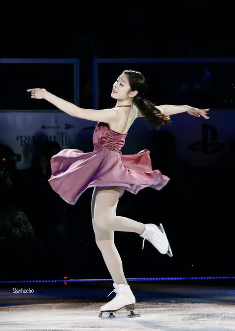 https://flic.kr/p/2dUwjbP | Revolution on ice 2018 / Figure Skating Queen YUNA KIM | twitter.com/Sanhocho Ice Skater Photography, Pose Reference Ice Skating, Ice Skate Reference, Ice Skaters Drawing, Ice Skating Pose Reference, Figure Skating Poses Drawing Reference, Ice Skater Pose Reference, Ice Skaters Poses, Yuna Kim Aesthetic