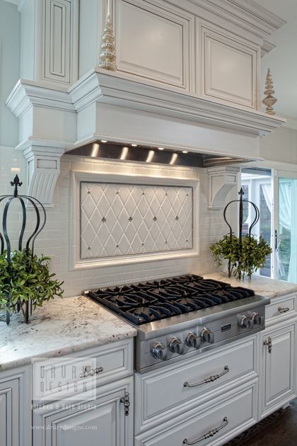 White kitchen with decorative backsplash design White Kitchen Traditional, Trendy Kitchen Backsplash, Backsplash Tile Design, French Country Kitchens, Tuscan Kitchen, Kitchen Backsplash Designs, Backsplash Designs, Kitchen Stove, Backsplash Ideas