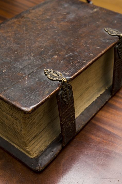 Gustav Vasa Bible | Flickr - Photo Sharing! Old Books, Old Bible, Antique Bible, Thick Book, Oldest Bible, American Government, Leather Books, Book Cover Art, Old Book