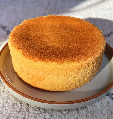 Although most recipes only show you the back side of their chiffon cakes, my recipe teaches you how to make a airy and soft chiffon cake that has a perfect looking on BOTH SIDES! By following this easy foolproof recipe, everyone can say goodbye to deflating, cracking, or burnt chiffon cakes. Japanese Roll Cake, Chiffon Cake Recipe, Chocolate Chiffon Cake, Tube Cake Pan, Vanilla Cream Filling, Chinese Street Food, Sheet Cake Recipes, Roll Cake, Fool Proof Recipes