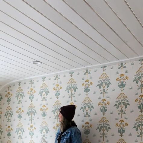 Cathy & Garrett on Instagram: "Wallpaper is done at our little #thepoplarcottage project! 😅🙌 We used @wmorrisandco Meadow Sweet and paired it with BM Swiss Coffee on the trim and ceilings. @caitlinflemming was right, it’s the perfect pairing! 

Now it’s time to build in a closet, finish the trim, refinish the floors, and spend some time on FBMP and this little bedroom will be done! // ps shared all the details on the blog including links and a roundup of the wallpapers I considered for this space. Link in profile 👆" Behr Swiss Coffee Bedroom, Swiss Coffee With Chantilly Lace Trim, Swiss Coffee Trim, Behr Swiss Coffee Walls With White Trim, Bm Swiss Coffee, Meadow Sweet Wallpaper, Meadow Sweet, 2024 Wallpaper, Swiss Coffee