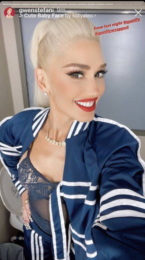 Gwen Stefani Pictures, Gwen Renée Stefani, Gwen Stefani No Doubt, Celebrity Yearbook Photos, Gwen Stefani Style, Celebrity Yearbook, Gwen And Blake, Blake Shelton And Gwen, Gwen Stefani And Blake