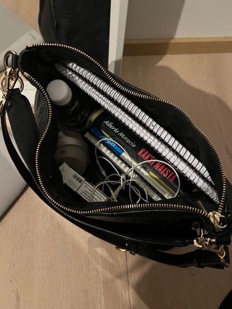 Organized School Bag, School Supply Aesthetic, University Bag Ideas, School Purse Bags, College Bag Aesthetic, Uni Bag Essentials, Uni Supplies, Uni Backpack, Aesthetic School Bag