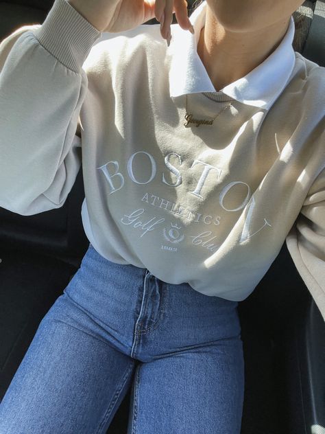 Outfits Con Sueter Beige, Beige Sweatshirt Outfit, Stradivarius Outfit, Bershka Outfit, Boston Sweatshirt, Outfit Elegantes, Beige Sweatshirt, Outfit Hoodie, Sweatshirt Aesthetic