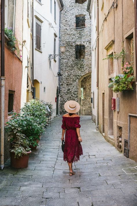 How to dress like an italian | This Time Tomorrow.  #style #fashion #womensfashion #streetstyle Italian Women Style, Vintage Gold Mirror, This Time Tomorrow, Italian Chic, Italian Fashion Street, Italy Outfits, Gal Meets Glam, Italy Fashion, Spring Look