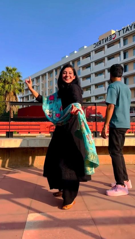 Chunari Chunari Dance, Punjabi Dance Videos, Punjab Dance, Punjabi Dance, College Dance, Bhangra Dance, Contemporary Dance Videos, Simple Dance, Wedding Dance Songs