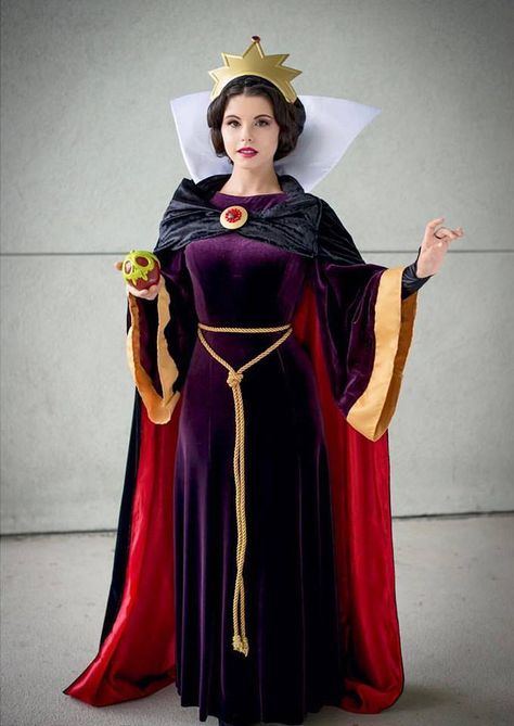 Amber Arden [as Snow White - as Evil Queen Grimhilde] (Cosplay by AmberArden @Facebook) #SnowWhiteAndTheSevenDwarfs Evil Queen Halloween Costume, White Queen Costume, Queen Grimhilde, Evil Queen Costume, Snow White Cosplay, Snow White Queen, Disney Halloween Decorations, Descendants Costumes, Disney Evil Queen