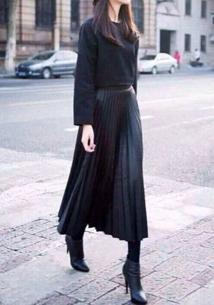 How to style a pleated skirt Long Leather Skirt, Pleated Skirt Outfit, Leather Pleated Skirt, Woman In Black, Rock Outfit, Black Pleated Skirt, Europe Fashion, Looks Street Style, Rock Chic