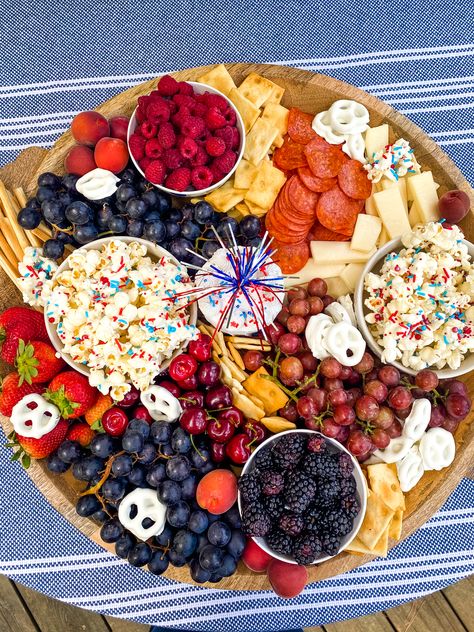 This fun and easy patriotic charcuterie board is perfect for your 4th of July or Memorial Day celebrations. (Or just eat it on a random Wednesday, it's that good!) Whether you're having a backyard barbecue or just want an excuse to use your star-shaped cookie cutter, this red, white and blue charcuterie board is a great way to feed a crowd. Veterans Day Charcuterie Board, Usa Charcuterie Board, Pepperoni Breadsticks, Red White And Blue Charcuterie, Patriotic Charcuterie Board, Blue Charcuterie Board, 4th Of July Charcuterie Board, Blue Corn Chips, Holiday Charcuterie