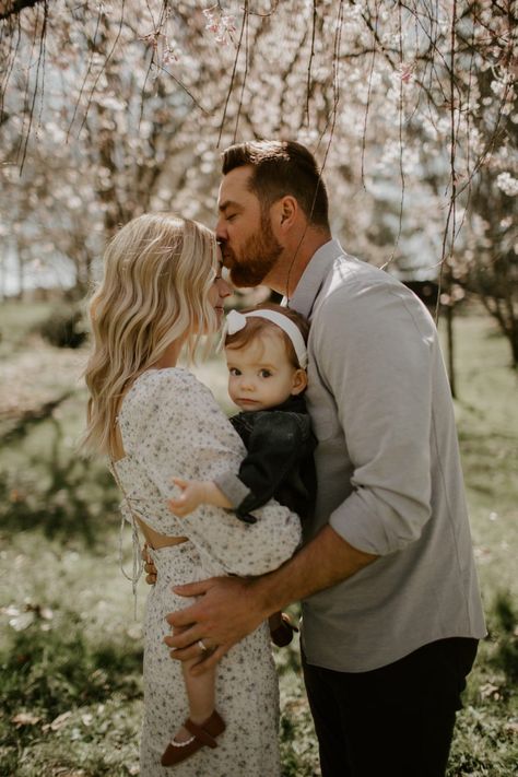 Spring Family Photoshoot, Fall Photoshoot Family, Outdoor Family Pictures, Fall Photoshoot Ideas, Spring Family Pictures, Family Photoshoot Ideas, First Family Photos, Baby Family Pictures, Cute Family Photos