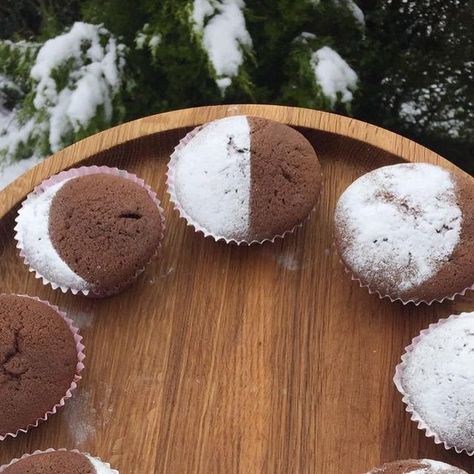 Karla & Sam | Simple nature crafts on Instagram: "***Moon phase cupcakes*** by Sam. We sprinkled flour on some chocolate cupcakes we baked to represent the phases of the moon. We just used a couple of homemade card templates to create the shapes and we were really pleased with result! This idea was inspired by @leahdamon. . . . #moonphases #exploringnaturewithchildrencurriculum #exploringnaturewithchildren #bakingtime #bakingwithkids #phasesofthemoon #fasesdelaluna #moonlovers #diyearlyyear Moon Cupcakes, The Phases Of The Moon, Soccer Cake, Homemade Card, Diy Toddler, Phases Of The Moon, Baking With Kids, Cupcake Muffins, Nature Crafts