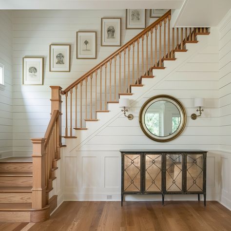 Corner Staircase Ideas💖💖💖 Front Entry Staircase, Staircase L Shape, Brick Stairwell Interior, Corner Staircase Ideas, Cape Staircase Ideas, Corner Staircase Decor, Change Staircase Layout, Cottage Style Staircase, Compact Staircase Ideas