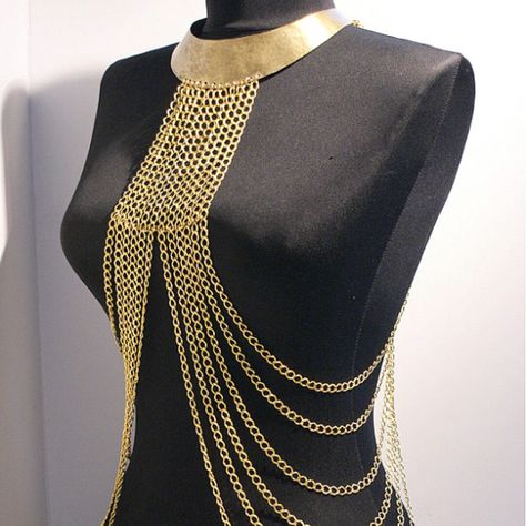 Gold body chain necklace Gold Body Chain Jewelry, Gold Harness, Body Chain Necklace, Simple Party Dress, Gaun Abad Pertengahan, Body Necklace Chain, Body Chain Harness, Chain Harness, Body Necklace