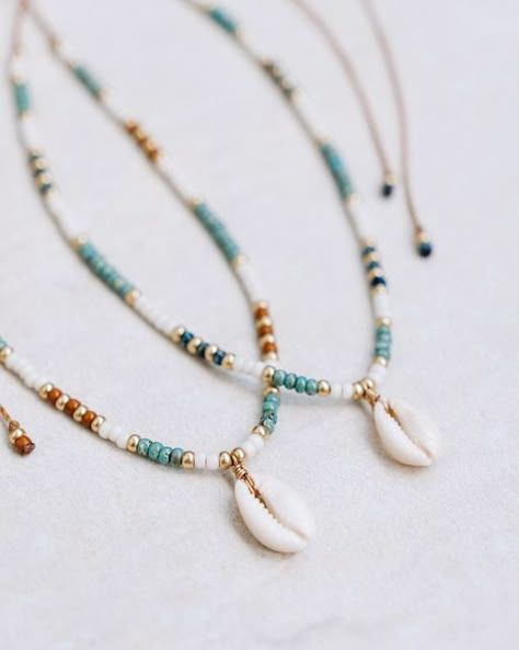 Cowrie Shell Beaded Necklace, Sea Shell Jewelry Diy, Shell Necklace Diy, Cowrie Shell Jewelry, Surf Jewelry, Cowrie Shell Necklace, Beachy Jewelry, Diy Collier, Beaded Jewelry Necklaces