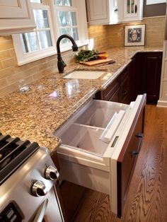 Brown Granite Countertops, Kitchen With Granite, Backsplash With Dark Cabinets, Trendy Kitchen Tile, Trendy Kitchen Backsplash, Brown Granite, Brown Cabinets, Kitchen Colour Schemes, Granite Countertops Kitchen