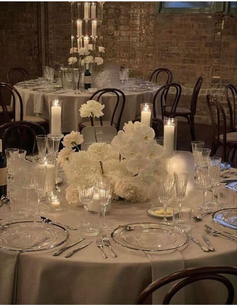 Wedding Tables: A Detailed Comparison Between Rectangular and Round Bridal Table Flowers And Candles, Modern White Centerpiece Wedding, Round Table Wedding Flower Centerpieces, Candle Bridal Table, Straight Table Wedding Decor, White Round Table Centerpieces, Candles Wedding Round Table, Aesthetic Wedding Centerpieces, Classy Table Centerpieces