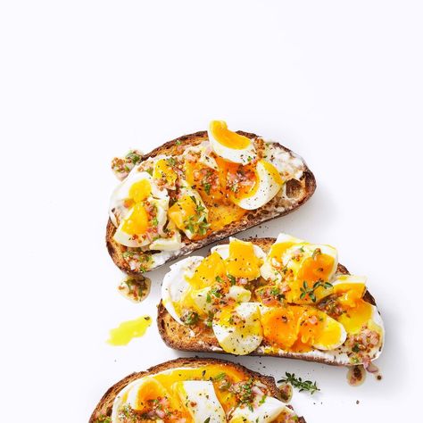 jammy egg toasts Quick And Easy Breakfast Ideas, Breakfast Chilaquiles, Jammy Eggs, Best Egg Recipes, Mediterranean Diet Breakfast, Protein Rich Breakfast, Easy Breakfast Ideas, Easy Egg Recipes, Healthy Breakfast Recipes Easy