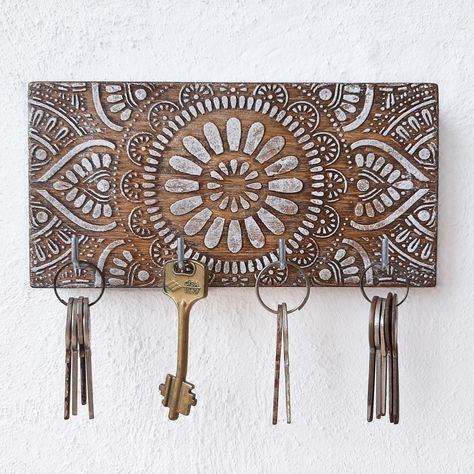 Indian Decor Diy, Rustic Key Holder, Key Holder Diy, Frame Wall Collage, Key Holder For Wall, Wooden Key Holder, Picture Frame Decor, Key Holders, Key Chain Holder