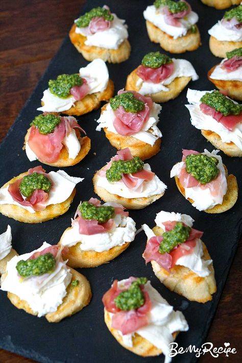 Pesto Prosciutto Mozzarella Crostini Mozzarella Crostini, Pesto Appetizers, Prosciutto Crostini, Prosciutto Appetizer, Christmas Fare, Prosciutto Mozzarella, Party Canapes, Italian Themed Parties, Crostini Appetizers