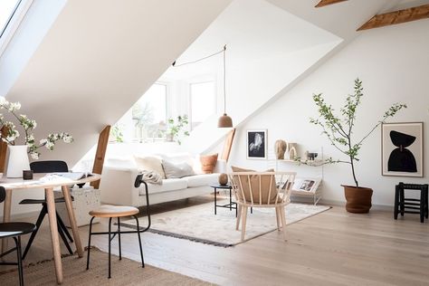 A Scandinavian Attic Apartment with Plenty of Natural Light - The Nordroom Dapur Ikea, My Scandinavian Home, Attic Loft, Interior Design Per La Casa, Loft Space, Attic Apartment, Living Room Trends, Living Room Organization, Simple Living Room