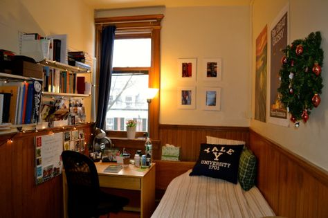 Instead of living in typical college dormitories, Yale students live in suites in their residential colleges, made up of a common living room with attached bedrooms. Most freshmen suites accommodate four, five, or six students assigned to live together by their residential college dean, who strives to pair students with diverse backgrounds and interests and compatible lifestyles. Each residential college’s suites have their own unique style, and students love making their suites both look and fe Yale Residential Colleges, Yale Dorm Room Aesthetic, Rory Gilmore Dorm Room, Harvard Dorm Room Aesthetic, Yale Student Aesthetic, Yale Dorm Room, Student Dormitory Room, Harvard Dorm Room, Yale Dorm