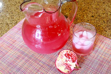 Aqua Frescas, Aqua Fresca Recipes, Pomegranate Water, Lemonade Video, Strawberry Water, Blueberry Lemonade, Infused Water Recipes, Agua Fresca, Fruit Water