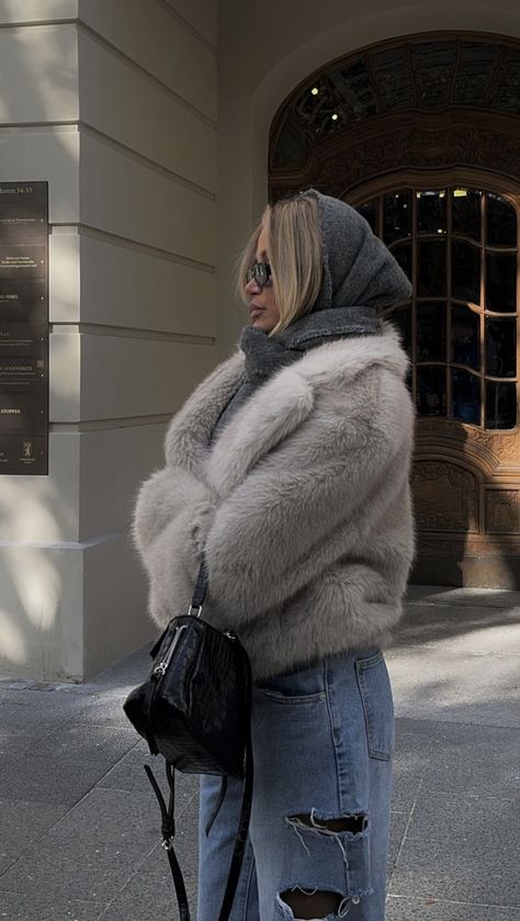 Beige Fur Coat Outfit, Romantasizing Life, Beige Fur Coat, Fur Coat Outfits, Fashion Blogger Outfit, Cold Outfits, Fall Winter Wardrobe, Fall Fits, Winter Fits