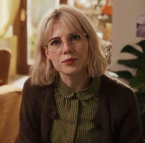 Balayage, Blonde Glasses Aesthetic, Lucy Boynton Photoshoot, Lucy Boynton Modern Love, Lucy Boynton Hair, Langer Pony, Lucy Boynton, Shot Hair Styles, Modern Love