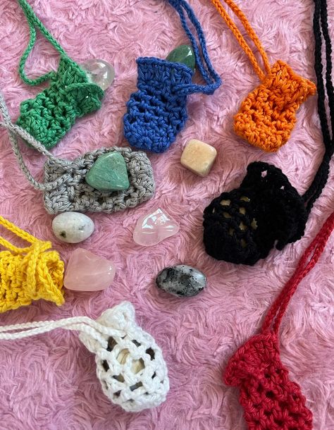 Crochet Witchy Stuff, Crystal Pouch Necklace, Crochet Crystal, Crochet Tarot, Crystal Pouch, Pouch Necklace, Hippie Crochet, Necklace Crochet, Crochet Pouch