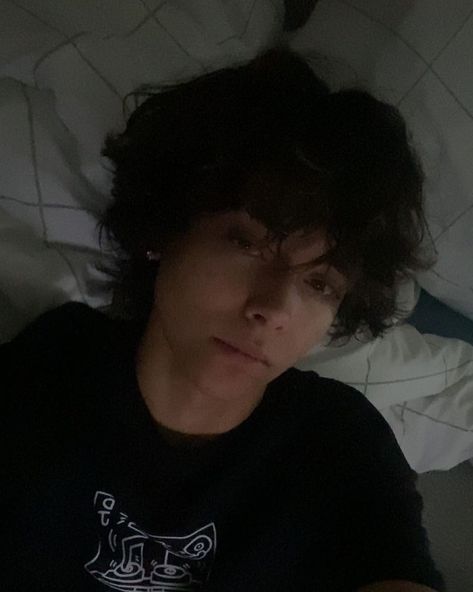 Ash - 1bedhead Instagram post Irl Boy Pfp, 1bedhead Ash, Ash Wallpaper, Character Inspiration Girl, Boy Pfp, Pfp Discord, Ash Hair, Hair Inspiration Long, I Need Friends