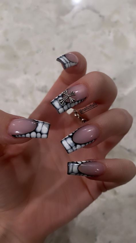 Nail Designs Black Square, Black White And Grey Acrylic Nails, Black And Gray Nail Designs Simple, Black And Grey Acrylic Nails Short, White And Black Crocodile Nails, Black French Crocodile Nails, Crocodile Pattern Nails, Black And Grey Short Nails, Croc Print French Tip Nails With Charms