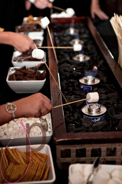 Set out small candles for a s’mores bar. | 38 Clever Christmas Food Hacks That Will Make Your Life So Much Easier Smores Buffet, Diy Smores Bar, Easy Smores, Smores Bar, Sandwich Bar, Dessert Station, Bar Wedding, S'mores Bar, S'mores