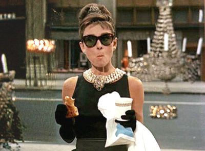 Audrey Hepburn having a croissant and coffee - my favorite breakfast.  Breakfast at Tiffany's Breakfast At Tiffany's Costume, Breakfast At Tiffany's Movie, Marilyn Monroe Outfits, Audrey Hepburn Breakfast At Tiffanys, Street Mode, Blake Edwards, Jay Gatsby, Holly Golightly, Lacey Chabert