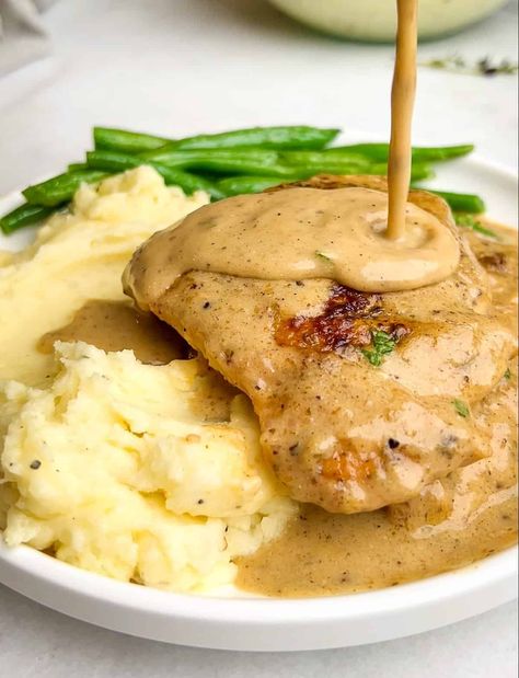 Easy Creamy Garlic Chicken Creamy Garlic Chicken Crockpot, 30 Minute Meals Chicken, Garlic Chicken Breast Recipes, Creamy Garlic Chicken Recipes, Easy Chicken Tetrazzini, Restaurant Copycat Recipes, Batch Baking, Restaurant Copycat, Butter Steak