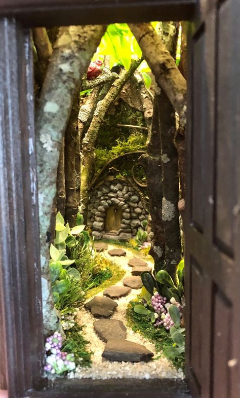 Casa Do Hobbit, Fairy Garden Books, Book Shelf Insert, Fantasy Cottagecore, Diorama Art, Shelf Insert, Bookshelf Art, Wood Book, Fairy Garden Houses