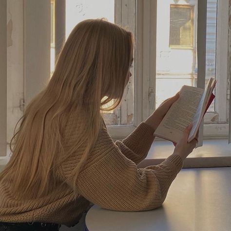 Blonde Aesthetic, Cinnamon Vanilla, Girl Reading, Instagram Foto, Blonde Girl, Book Aesthetic, Aesthetic Girl, A Book, Blonde Hair